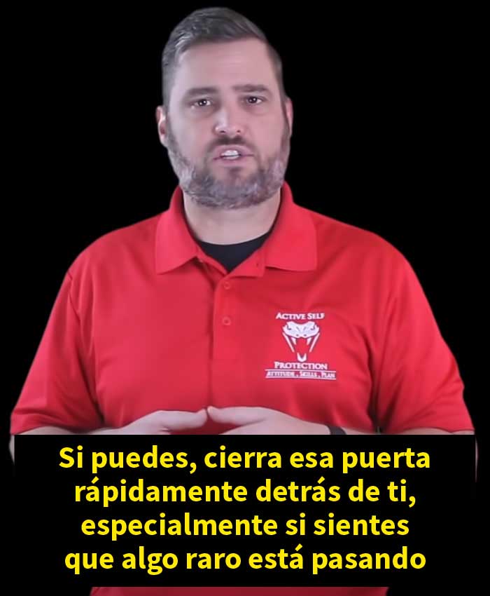 Este video muestra a una niña de 9 años burlando a un hombre sospechoso que la seguía hasta su casa, y se vuelve viral