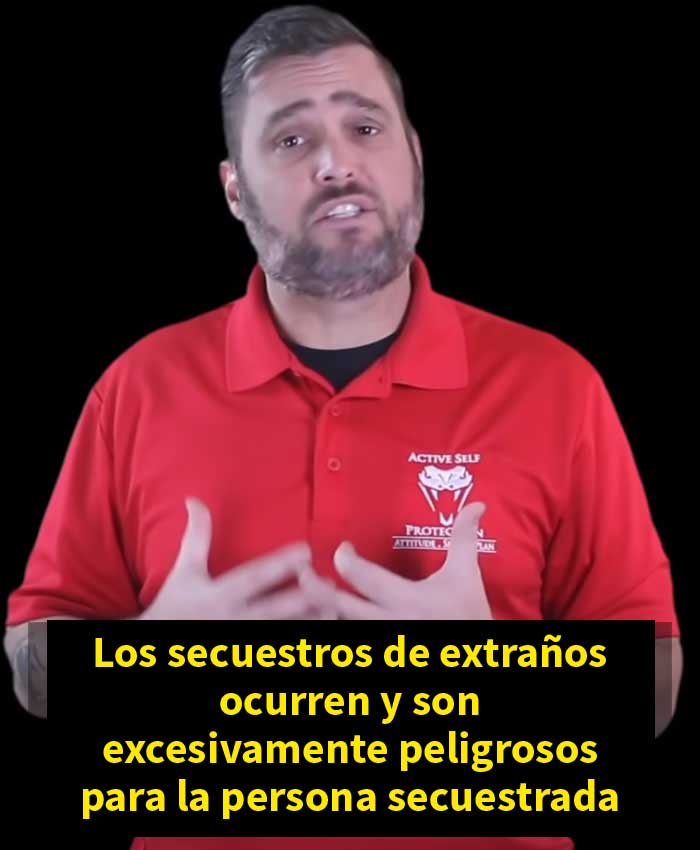 Este video muestra a una niña de 9 años burlando a un hombre sospechoso que la seguía hasta su casa, y se vuelve viral