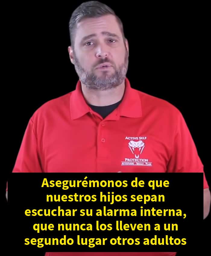 Este video muestra a una niña de 9 años burlando a un hombre sospechoso que la seguía hasta su casa, y se vuelve viral