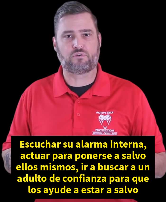 Este video muestra a una niña de 9 años burlando a un hombre sospechoso que la seguía hasta su casa, y se vuelve viral