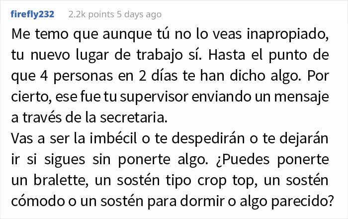 Esta mujer no lleva sostén en el trabajo a pesar de las quejas de sus compañeros, y pregunta si es idiota por ello