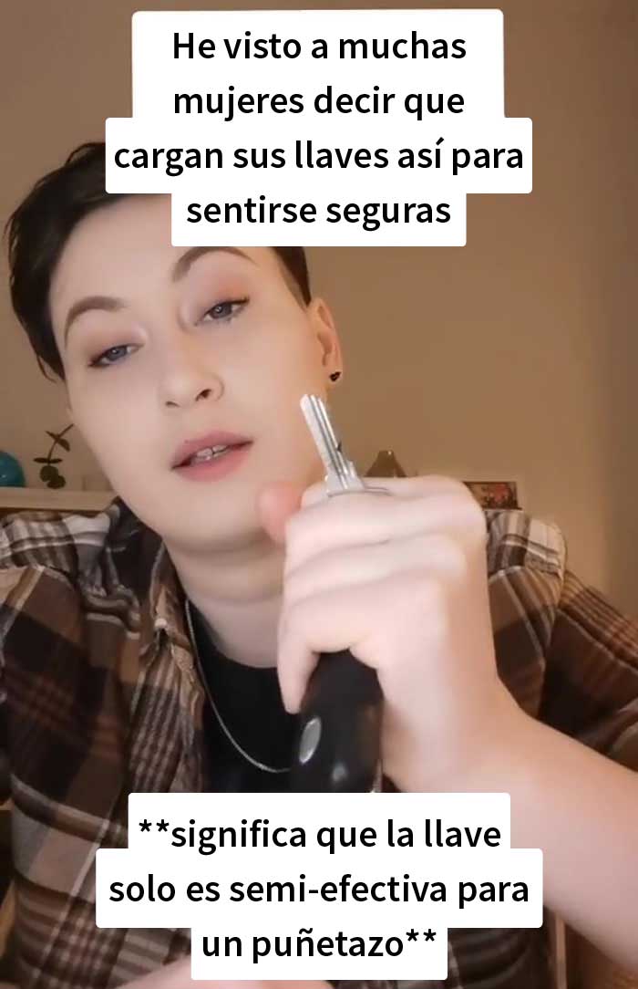 Esta mujer muestra la forma correcta de sostener las llaves para defenderse