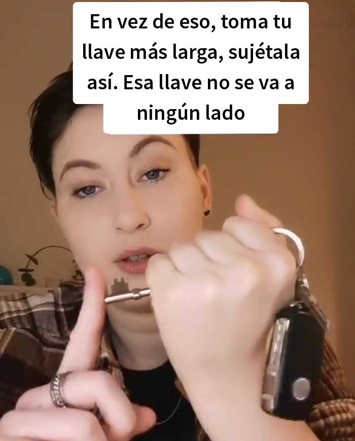 Esta mujer muestra la forma correcta de sostener las llaves para defenderse