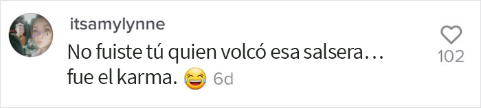 Esta camarera recibió propina de una novia en su boda, tras arruinar el vestido blanco de la madre del novio por accidente