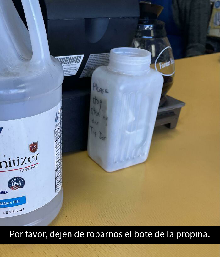 Siempre alguien se roba el bote de propinas en la tienda de donas local