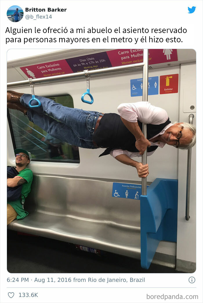 Un hombre mayor en posición horizontal agarrado de un palo