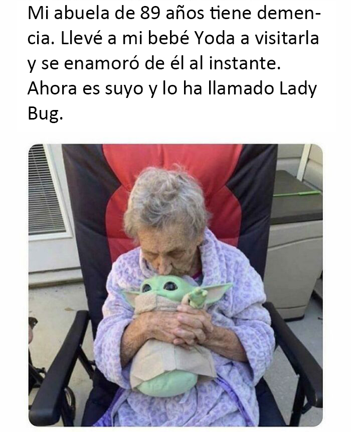 El bebé Yoda y la abuela
