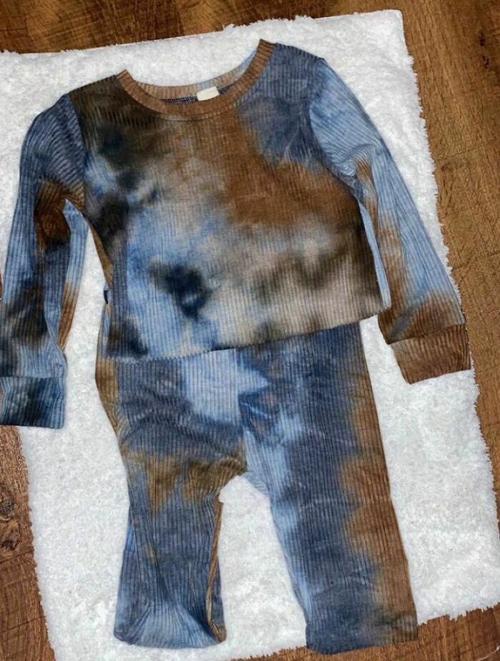 El tinte marrón de este pijama hace que parezca que alguien se ha cagado en él
