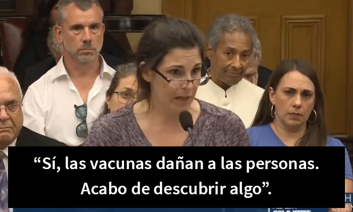 Esta enfermera antivacunas lleva objetos de metal al estrado para demostrar que se volvió magnética a causa de la vacuna y se convierte en un hazmerreír