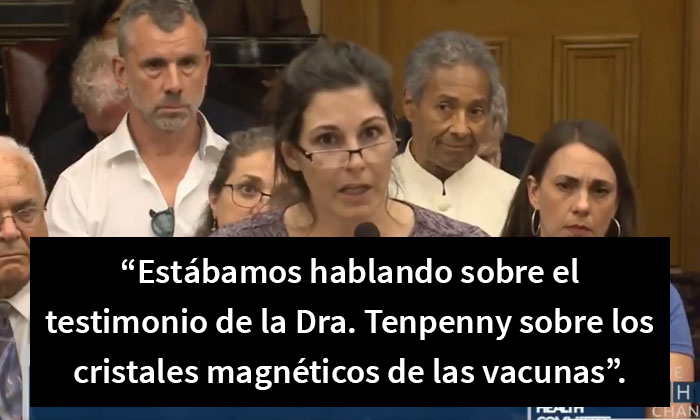 Esta enfermera antivacunas lleva objetos de metal al estrado para demostrar que se volvió magnética a causa de la vacuna y se convierte en un hazmerreír