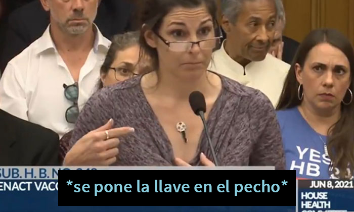 Esta enfermera antivacunas lleva objetos de metal al estrado para demostrar que se volvió magnética a causa de la vacuna y se convierte en un hazmerreír
