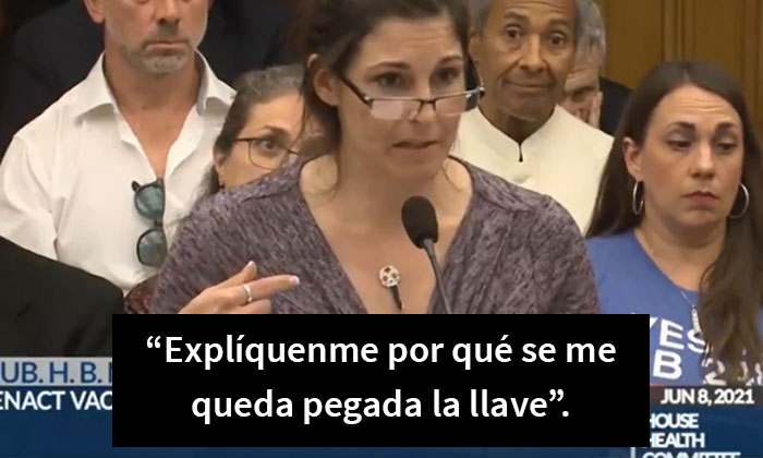 Esta enfermera antivacunas lleva objetos de metal al estrado para demostrar que se volvió magnética a causa de la vacuna y se convierte en un hazmerreír