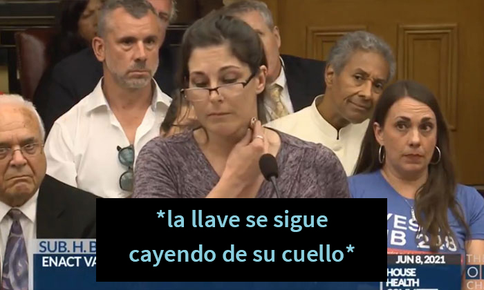 Esta enfermera antivacunas lleva objetos de metal al estrado para demostrar que se volvió magnética a causa de la vacuna y se convierte en un hazmerreír