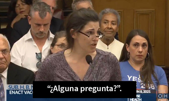 Esta enfermera antivacunas lleva objetos de metal al estrado para demostrar que se volvió magnética a causa de la vacuna y se convierte en un hazmerreír