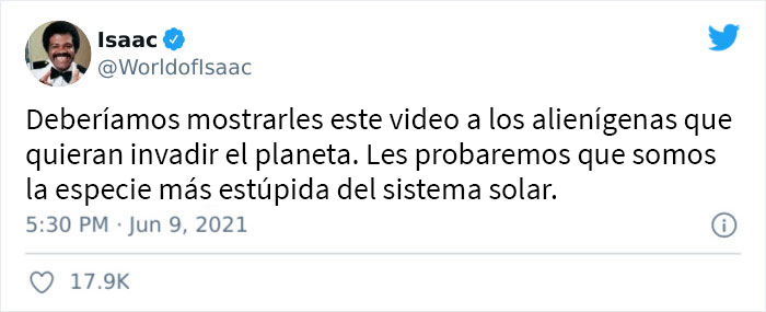 Esta enfermera antivacunas lleva objetos de metal al estrado para demostrar que se volvió magnética a causa de la vacuna y se convierte en un hazmerreír