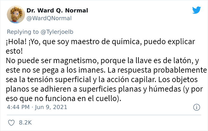 Esta enfermera antivacunas lleva objetos de metal al estrado para demostrar que se volvió magnética a causa de la vacuna y se convierte en un hazmerreír