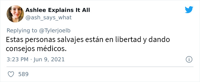 Esta enfermera antivacunas lleva objetos de metal al estrado para demostrar que se volvió magnética a causa de la vacuna y se convierte en un hazmerreír