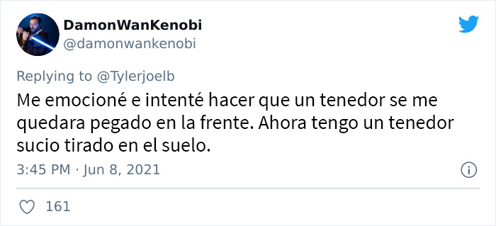 Esta enfermera antivacunas lleva objetos de metal al estrado para demostrar que se volvió magnética a causa de la vacuna y se convierte en un hazmerreír