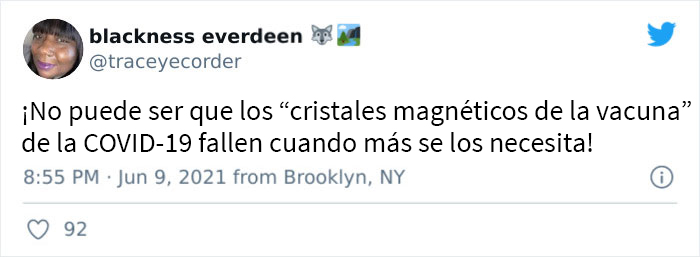Esta enfermera antivacunas lleva objetos de metal al estrado para demostrar que se volvió magnética a causa de la vacuna y se convierte en un hazmerreír