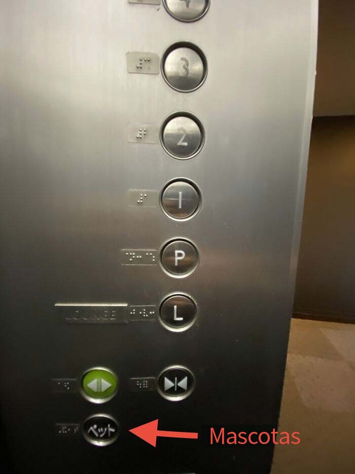 Botón "Mascotas" en el elevador de un edificio residencial de alto nivel en Tokio