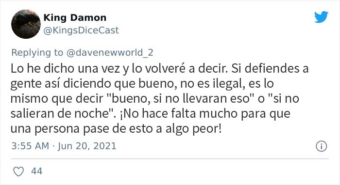 Esta mujer se enfrentó a un pervertido que hacía fotos a ella y a su amiga en la piscina y divide a Internet