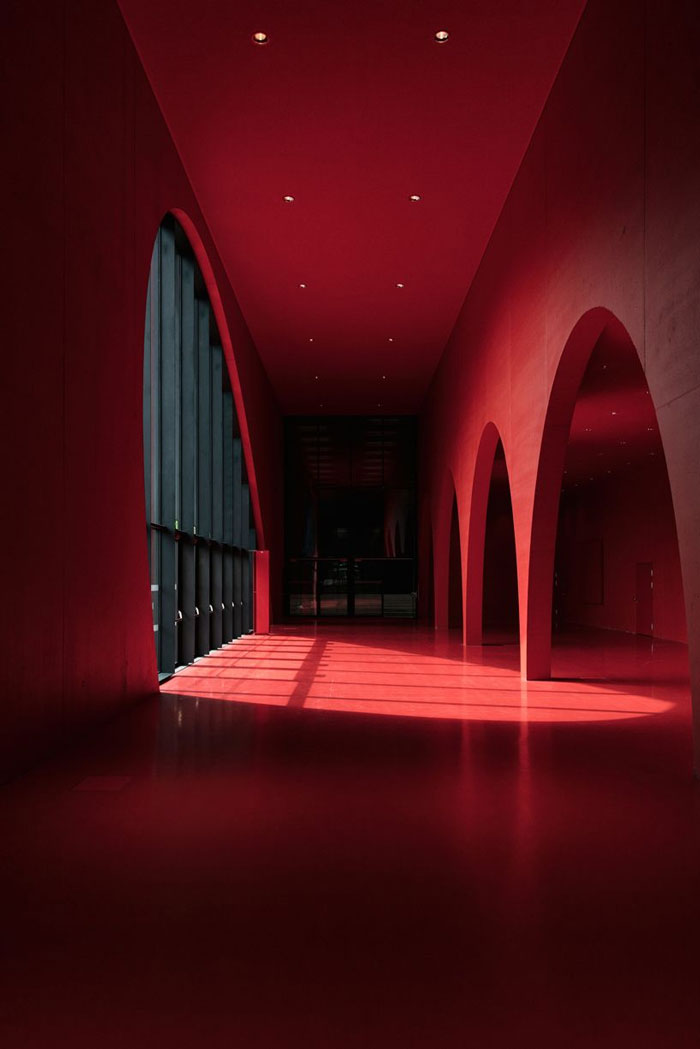 Sala De Exposiciones En Rojo Y Negro