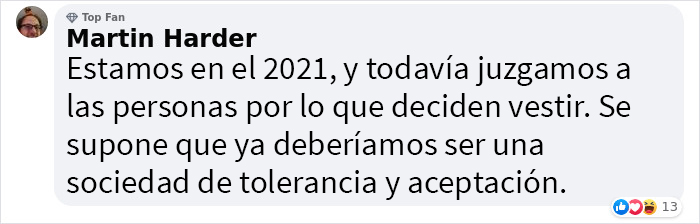 Estos profesores se pusieron falda en clase para protestar por la expulsión de un estudiante