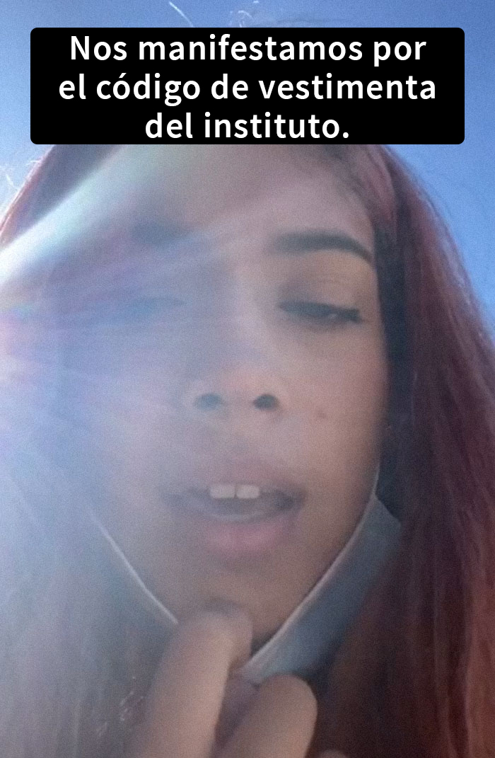 “Enseñen a los chicos a concentrarse y no a las chicas a cubrirse”: Esta protesta de adolescentes contra el código de vestimenta "sexista" se vuelve viral