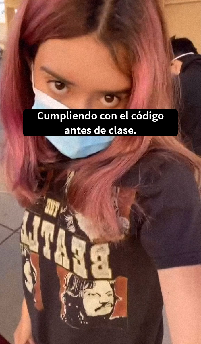 “Enseñen a los chicos a concentrarse y no a las chicas a cubrirse”: Esta protesta de adolescentes contra el código de vestimenta "sexista" se vuelve viral