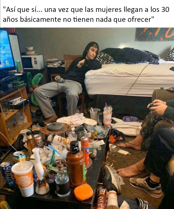  Solo relajándose en el sótano de mamá