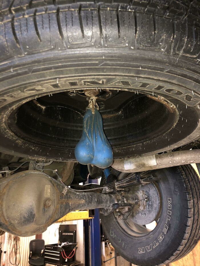 Al Meterme Debajo De La Furgoneta Me He Dado Con Esto En La Cabeza... Muy Sutil