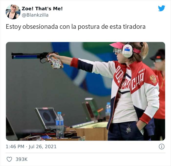 Estos hombres intentan enseñar a una medallista de oro olímpico la forma correcta de sostener un arma