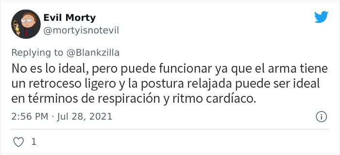 Estos hombres intentan enseñar a una medallista de oro olímpico la forma correcta de sostener un arma