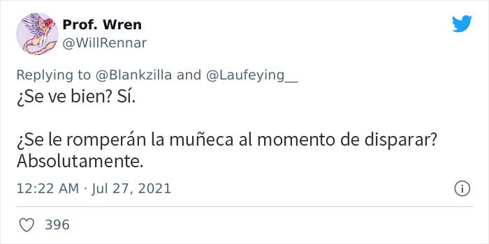 Estos hombres intentan enseñar a una medallista de oro olímpico la forma correcta de sostener un arma