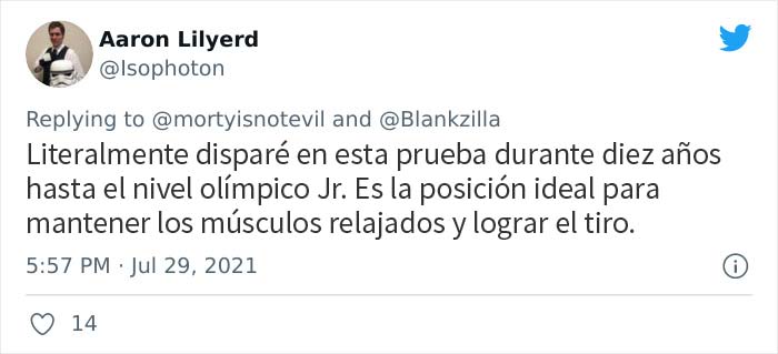 Estos hombres intentan enseñar a una medallista de oro olímpico la forma correcta de sostener un arma