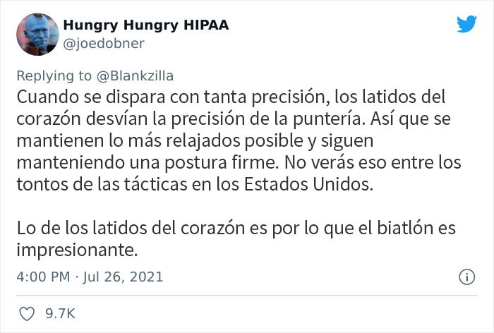 Estos hombres intentan enseñar a una medallista de oro olímpico la forma correcta de sostener un arma