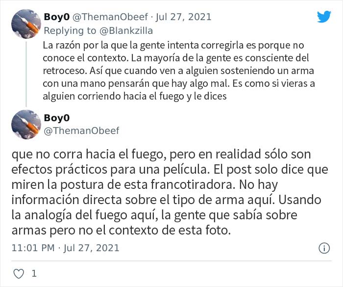 Estos hombres intentan enseñar a una medallista de oro olímpico la forma correcta de sostener un arma