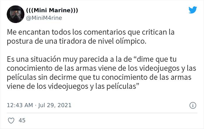 Estos hombres intentan enseñar a una medallista de oro olímpico la forma correcta de sostener un arma