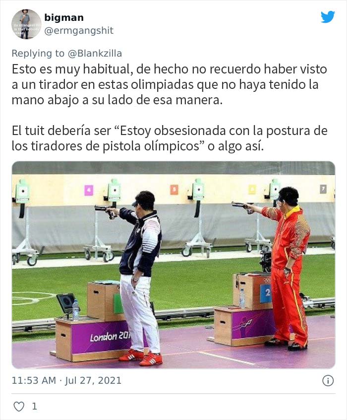 Estos hombres intentan enseñar a una medallista de oro olímpico la forma correcta de sostener un arma