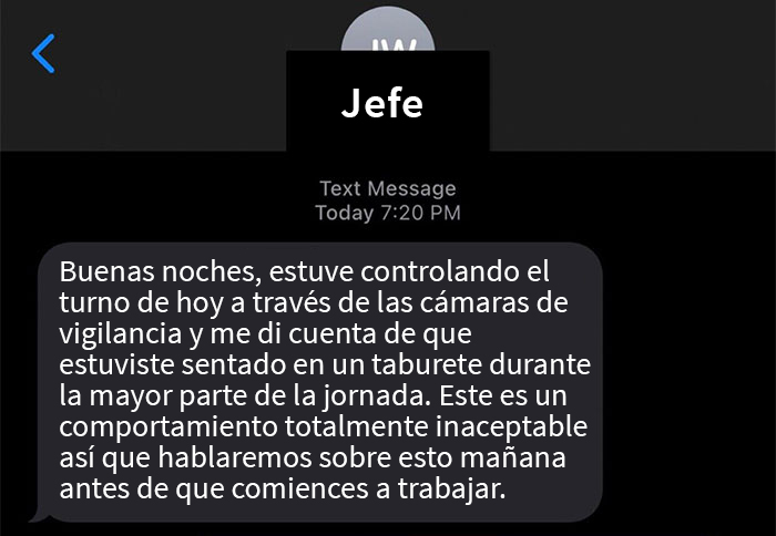 Este jefe critica a un empleado con fractura ósea por sentarse en un taburete, pero cambia el tono de inmediato cuando este decide renunciar