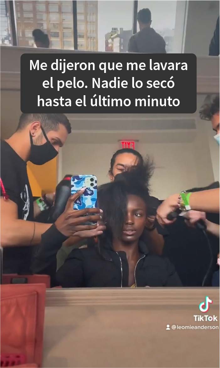 Una top model negra se maquilló y peinó ella misma 10 minutos antes de desfilar porque los maquilladores se equivocaron