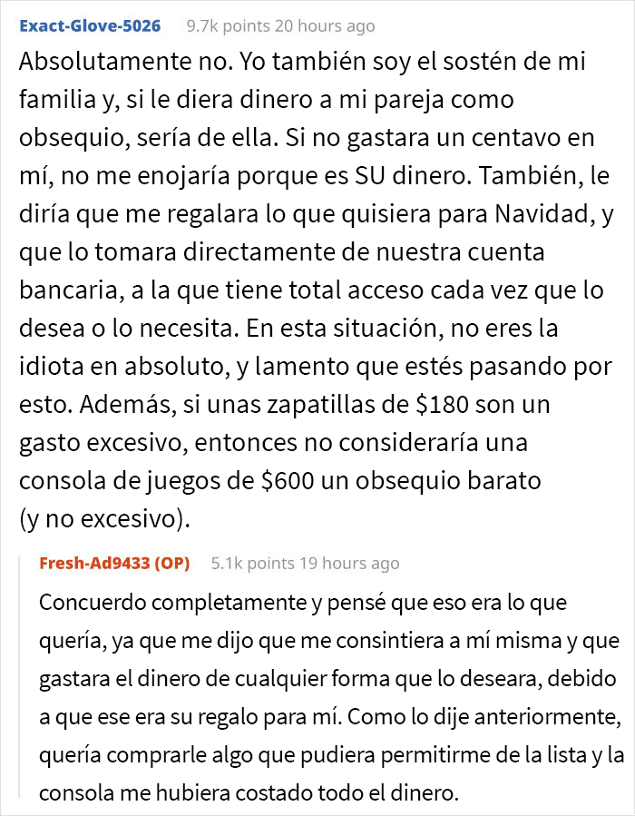 Este hombre se enfureció con su esposa frente a su familia porque ella había comprado los regalos más baratos de la lista y le dijo que había arruinado la Navidad