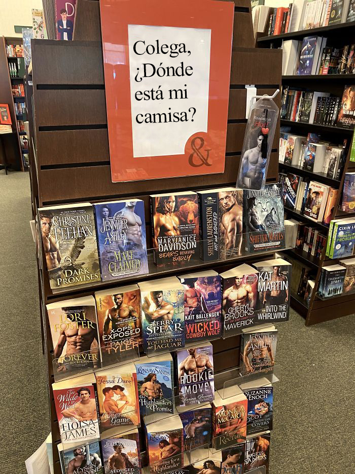 Sección de novela romántica en mi Barnes & Nobles local. Probablemente me reí demasiado fuerte