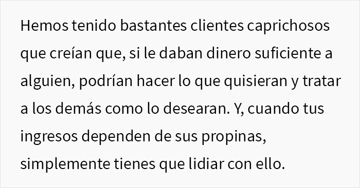 Esta grosera Karen no escuchó las advertencias del camarero sobre la lluvia e hizo que todo su grupo perdiera la mesa