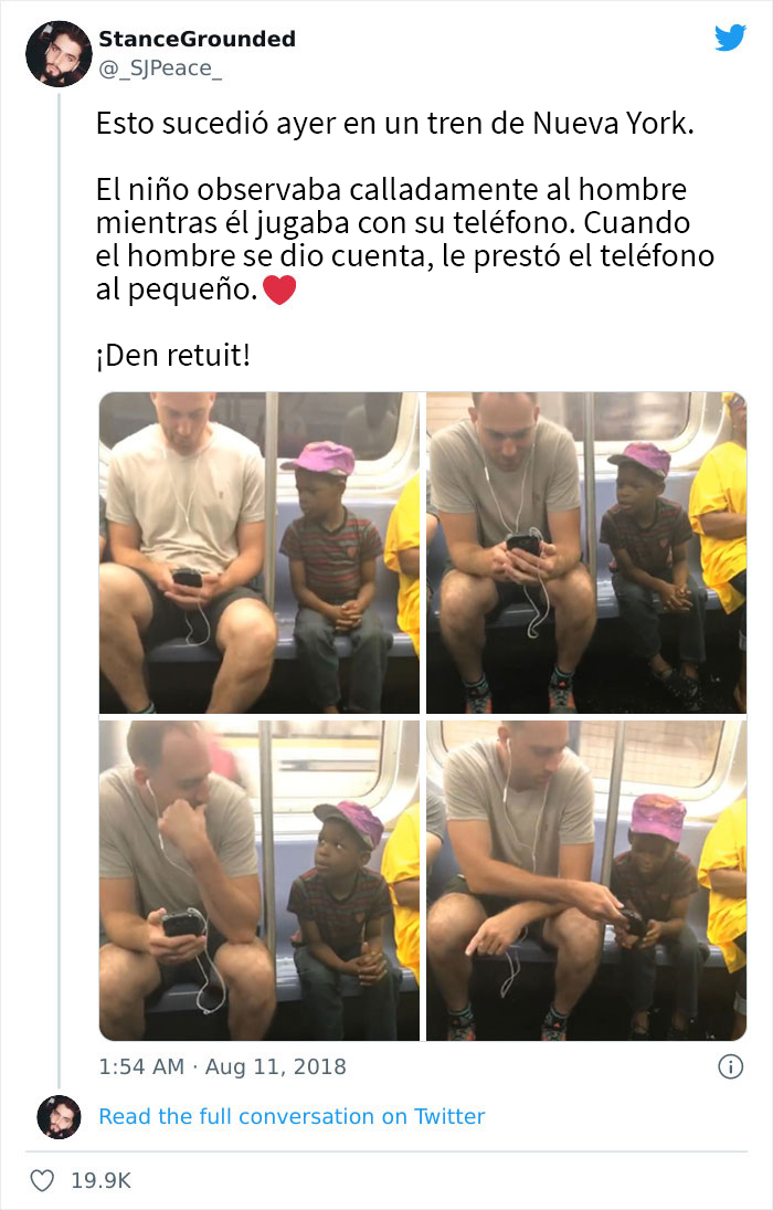 Este hombre le comparte su teléfono a un niño pequeño