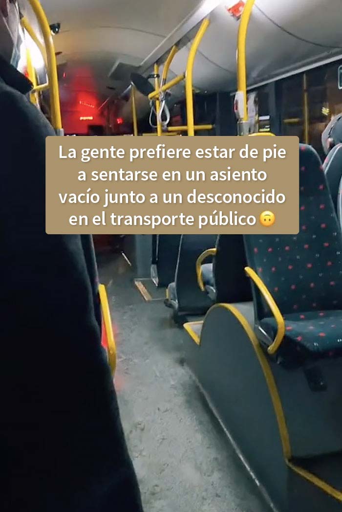 Estar de pie en vez de sentarse junto a un desconocido en el transporte público