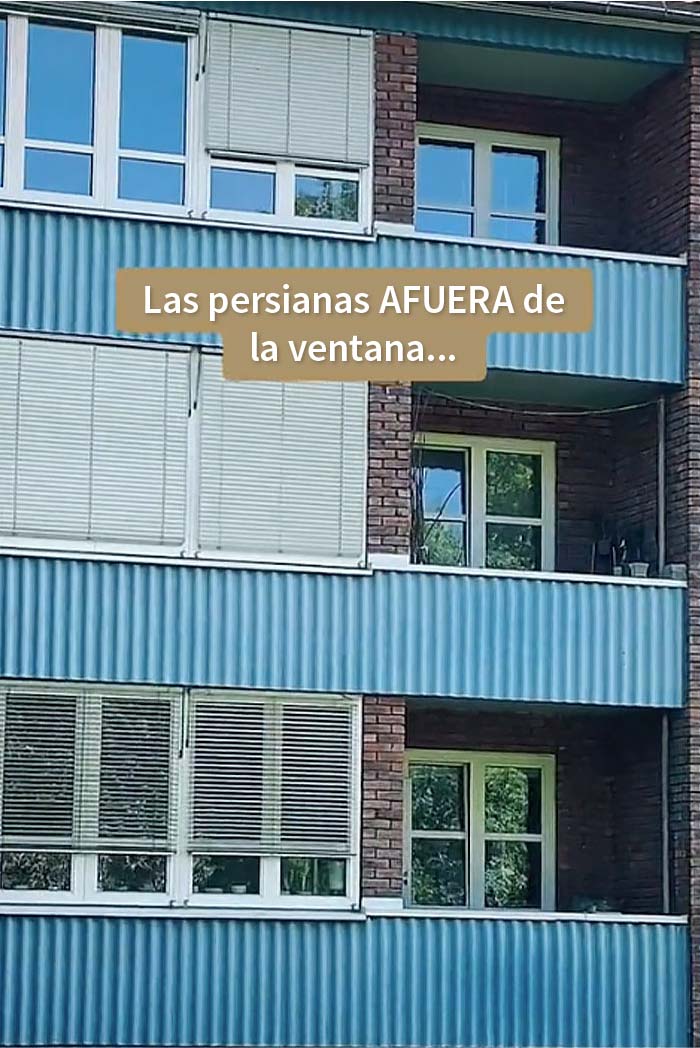 Persianas afuera de las ventanas