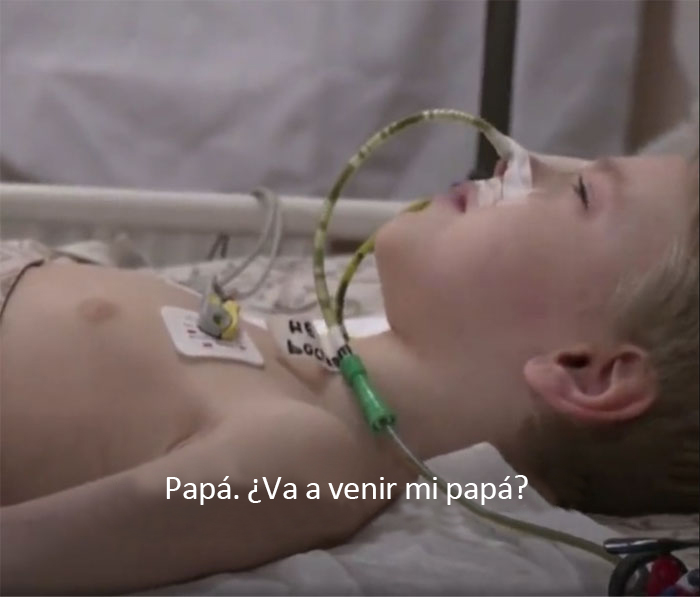 "¿Dónde está mi padre?" Dima, un joven ucraniano, llora desde su cama de hospital mientras pregunta por su padre, que, al igual que Dima, resultó herido en Mariupol. Su padre está siendo tratado en otra parte del hospital