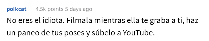 Este chico tiene que hacer poses sexys para que su vecina deje de grabarlo mientras está en su jardín