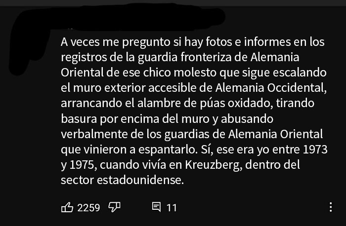 Un niño de Berlín Occidental se mete con los guardias fronterizos